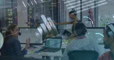 Ofisteki çeşitli iş adamlarıyla ilgili finansal veri işleme resmi. Küresel finans, iş, bağlantılar, hesaplama ve veri işleme kavramı dijital olarak oluşturuldu.
