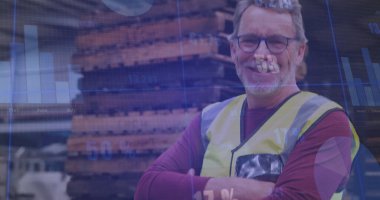 Güvenlik yeleği giymiş bir depo çalışanının mali veri işleme görüntüsü. Lojistik, teknoloji, endüstri, dijital, otomasyon, tedarik zinciri