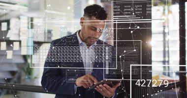 Ofiste tablet kullanan melez iş adamının dijital veri işleme görüntüsü. Dijital olarak oluşturulmuş küresel bağlantılar, hesaplama ve veri işleme kavramı.