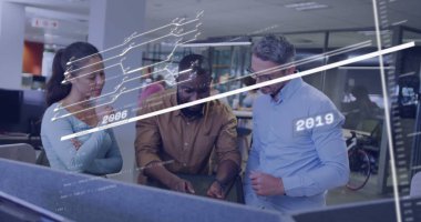 Ofiste çalışan çeşitli meslektaşların finansal veri işleme görüntüsü. Küresel iş, finans, hesaplama ve dijital arayüz kavramı dijital olarak oluşturuldu.