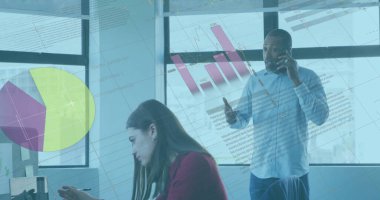 Ofiste çalışan çeşitli meslektaşların finansal veri işleme görüntüsü. Küresel iş, finans, hesaplama ve dijital arayüz kavramı dijital olarak oluşturuldu.