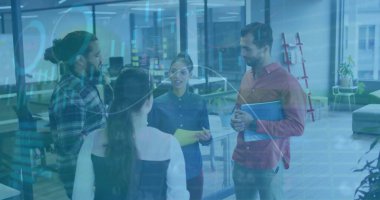 Ofiste iş tartışması yapan çeşitli meslektaşların mali veri işleme görüntüsü. Küresel iş, finans, hesaplama ve dijital arayüz kavramı dijital olarak oluşturuldu.