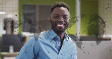 Afrika kökenli Amerikalı iş adamının, küresel ve dijital veri işleme görüntüsü. Dijital olarak oluşturulmuş küresel bağlantılar, hesaplama ve veri işleme kavramı.