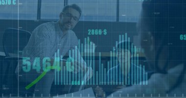 Ofiste konuşan çeşitli erkek ve kadın meslektaşların grafik ve veri işleme görüntüleri. İş, ağ, takım çalışması, dijital arayüz ve iletişim, dijital olarak oluşturulmuş görüntü.