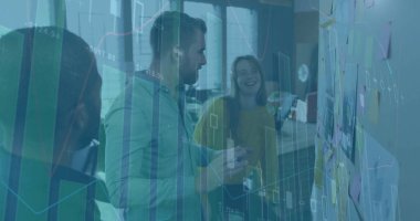 Ofiste işbirliği yapan çeşitli iş adamları üzerinde finansal veri işleme imajı. takım çalışması, işbirliği, finans, analiz, teknoloji, toplantı