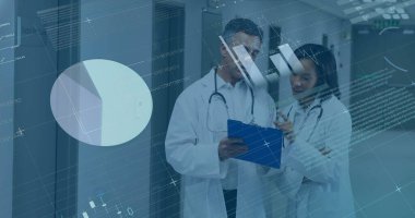 Hastanedeki çeşitli doktorların konuştuğu veri işleme ve diyagramlar. Tıp ve dijital arayüz kavramı dijital olarak oluşturuldu.