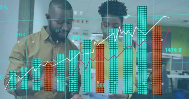 Afrika kökenli Amerikalı meslektaşların ofiste çalışmalarını tartışan veri işleme ve diyagramlarının resmi. Küresel iş ve dijital arayüz kavramı dijital olarak oluşturulmuş görüntü.