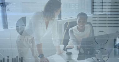 Ofiste iş tartışması yapan çeşitli meslektaşların mali veri işleme görüntüsü. Küresel iş, finans, hesaplama ve dijital arayüz kavramı dijital olarak oluşturuldu.