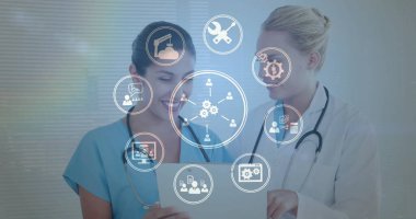 Kafkasyalı kadın doktorların konuştuğu iş simgeleri. Tıp, teknoloji ve dijital arayüz kavramı dijital olarak oluşturulmuş görüntü.