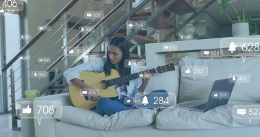 Gitar çalan melez bir kadının ikonlar ve veri işleme görüntüsü. Boş zaman, sosyal medya, bağlantılar, hesaplama ve veri işleme kavramı dijital olarak oluşturuldu.