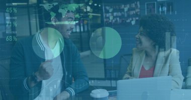 İşletme veri analizi, çeşitli meslektaşların ofiste tartıştığı bir görüntü üzerine. çeşitlilik, takım çalışması, strateji, teknoloji, toplantı, beyin fırtınası