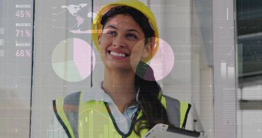 Ofiste tablet kullanan iki ırklı kadın mimarın mali veri işleme görüntüsü. Küresel finans, iş, bağlantılar, hesaplama ve veri işleme kavramı dijital olarak oluşturuldu.