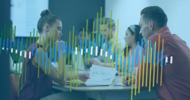 Çeşitli erkek ve kadın meslektaşların ofis toplantılarındaki grafik işleme verileri. İş, takım çalışması, ağ, dijital arayüz ve küresel iletişim, dijital olarak oluşturulmuş görüntü.