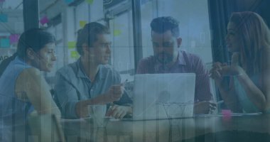 Ofisteki bilgisayarla çeşitli meslektaşların finansal veri işleme görüntüsü. Küresel iş, finans ve dijital arayüz kavramı dijital olarak oluşturulmuş görüntü.