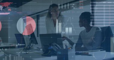 Ofiste iş tartışması yapan çeşitli meslektaşların mali veri işleme görüntüsü. Küresel iş, finans, hesaplama ve dijital arayüz kavramı dijital olarak oluşturuldu.