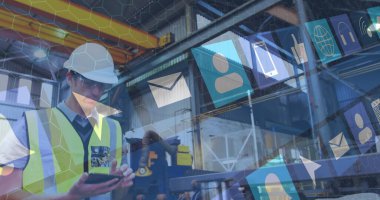 Akıllı telefon kullanarak, inşaat işçisi dijital simge imajına karşı sert şapkalı. Teknoloji, yenilik, endüstri, teknoloji, mühendislik, güvenlik