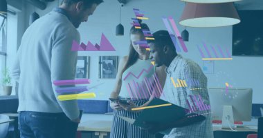 Muhtelif meslekdaşların ofiste belgeleri tartışması üzerine iş veri analizi görüntüsü. tartışma, takım çalışması, işbirliği, işyeri, toplantı, strateji