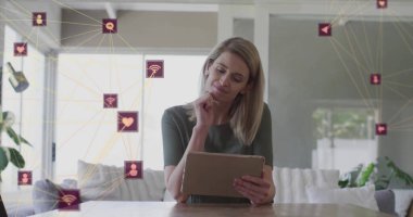 Tablet kullanan beyaz kadın üzerindeki simgelerle olan bağlantıların resmi. Sosyal medya ve dijital arayüz konsepti dijital olarak oluşturuldu.