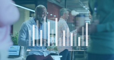 Görev arası sırasında çeşitli meslektaşların veri işleme ve diyagramlarının resmi. Küresel iş ve dijital arayüz kavramı dijital olarak oluşturulmuş görüntü.