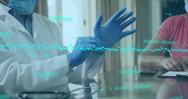 Eldiven giyen doktor, hasta muayenesinden sonra tıbbi veri analizi görüntüsü. Sağlık, muayene, teknoloji, tıp, sağlık hizmetleri uzmanı