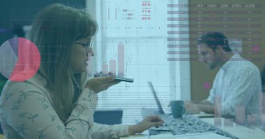 Ofiste çalışan çeşitli meslektaşların finansal veri işleme görüntüsü. Küresel iş, finans, hesaplama ve dijital arayüz kavramı dijital olarak oluşturuldu.