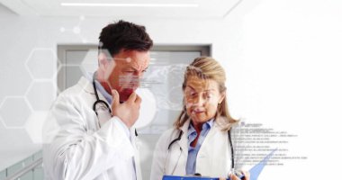 Farklı doktorların belgeleri okuması üzerine beyin ve moleküllerle veri işleme görüntüsü. Küresel tıp, sağlık, bilim ve dijital arayüz kavramı dijital olarak oluşturulmuş görüntü.