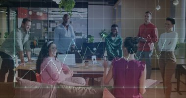 Muhtelif meslektaşların ofiste toplanmasıyla ilgili finansal veri işleme resmi. Küresel iş, bilgisayar, iletişim ve dijital arayüz kavramı dijital olarak oluşturulmuş görüntü.