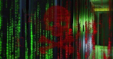 Kafatası ve kemiklerin resmi, bilgisayar sunucuları üzerinde ikili kodlama ve veri işleme. Küresel bağlantılar, bulut hesaplama ve veri işleme kavramı dijital olarak oluşturulmuş resim.