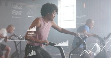 Spor salonundaki eliptik bisikletleri kullanarak çeşitli sporcuların üzerinde şema ve veri işleme görüntüleri. Teknoloji, spor ve dijital arayüz kavramı dijital olarak oluşturulmuş görüntü.