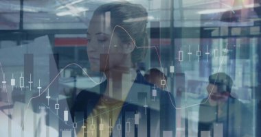 Ofisteki çeşitli iş adamlarıyla ilgili finansal veri işleme resmi. Küresel finans, iş, bağlantılar, hesaplama ve veri işleme kavramı dijital olarak oluşturuldu.