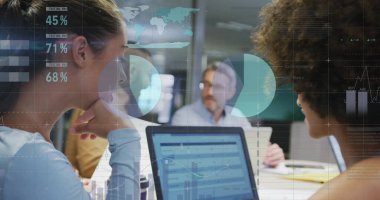 Bilgisayarla çalışmayı tartışan çeşitli meslektaşların veri işleme ve diyagramlarının resmi. İş, teknoloji ve dijital arayüz kavramı dijital olarak oluşturuldu.