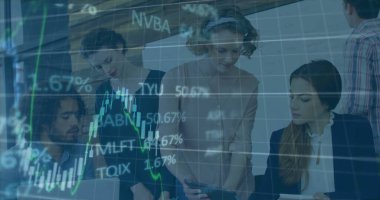 Muhtelif meslektaşların ofiste toplanmasıyla ilgili finansal veri işleme resmi. Küresel iş, finans ve dijital arayüz kavramı dijital olarak oluşturulmuş görüntü.