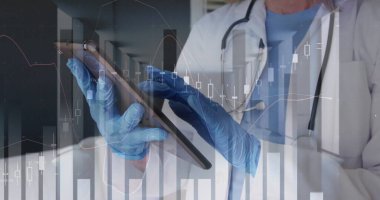Tablet kullanan beyaz kadın doktor üzerinden finansal veri işleme görüntüsü. Küresel tıp, işletme, bağlantılar, hesaplama ve veri işleme kavramı dijital olarak oluşturulmuş görüntü.