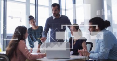 Veri işleme görüntüsü ve çeşitli meslektaşların ofiste çalışmaları tartışması üzerine diyagramlar. Teknoloji, iş ve dijital arayüz kavramı dijital olarak oluşturulmuş görüntü.