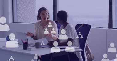 Ofisteki çeşitli iş adamları üzerinde insan ikonlarının görüntüsü. Küresel finans, iş, bağlantılar, hesaplama ve veri işleme kavramı dijital olarak oluşturuldu.