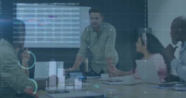 Ofiste iş tartışması yapan çeşitli meslektaşların mali veri işleme görüntüsü. Küresel iş, finans, hesaplama ve dijital arayüz kavramı dijital olarak oluşturuldu.