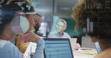 Bilgisayarla çalışmayı tartışan çeşitli meslektaşların veri işleme ve diyagramlarının resmi. İş, teknoloji ve dijital arayüz kavramı dijital olarak oluşturuldu.