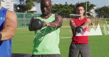 Stadyumda egzersiz yapan farklı adamların veri işleme ve diyagramlarının görüntüsü. Küresel spor ve dijital arayüz kavramı dijital olarak oluşturulmuş görüntü.