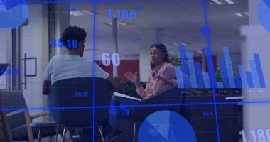 Ofiste iş tartışması yapan çeşitli meslektaşların mali veri işleme görüntüsü. Küresel iş, finans, hesaplama ve dijital arayüz kavramı dijital olarak oluşturuldu.