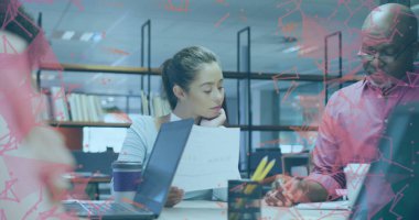 Çeşitli iş adamlarının iş görüşmelerini etkileyen şekiller. Küresel iş ve dijital arayüz kavramı dijital olarak oluşturulmuş görüntü.