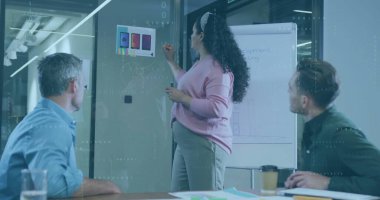 Veri işleme görüntüsü ve çeşitli meslektaşların iş görüşmesi üzerine şekiller. Küresel iş, takım çalışması ve dijital arayüz kavramı dijital olarak oluşturulmuş görüntü.