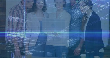 Ofisteki çeşitli iş adamlarıyla ilgili finansal veri işleme resmi. Küresel finans, iş, bağlantılar, hesaplama ve veri işleme kavramı dijital olarak oluşturuldu.