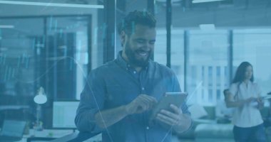 Ofisteki tablet kullanılarak melez iş adamının mali veri işleme görüntüsü. Küresel iş, finans, hesaplama ve dijital arayüz kavramı dijital olarak oluşturuldu.