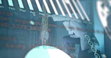 Sunucu odasındaki çift ırklı kadın çalışanın diyagram ve veri işleme görüntüsü. Teknoloji ve dijital arayüz kavramı dijital olarak oluşturuldu.