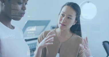 İşletme veri analizi, ofiste tartışan çeşitli profesyonellerin imajını ortaya koyuyor. takım çalışması, işbirliği, toplantı, tartışma, teknoloji, strateji