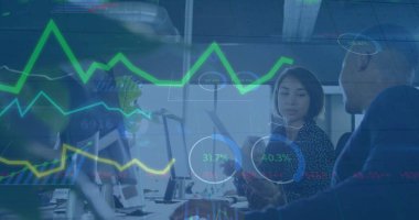 Gündelik ofiste konuşan çeşitli meslektaşların verilerini işleme koyan grafiklerin resmi. Ağ, veri, dijital arayüz, takım çalışması, iş ve iletişim, dijital olarak oluşturulmuş görüntü.