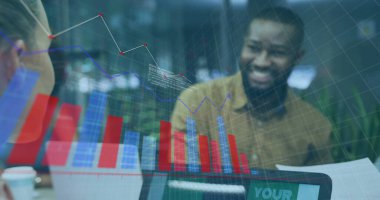 Çeşitli iş adamlarının iş görüşmeleri üzerine veri işleme ve diyagramların görüntüsü. Küresel iş ve dijital arayüz kavramı dijital olarak oluşturulmuş görüntü.