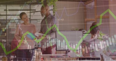 Muhtelif meslektaşların ofiste toplanmasıyla ilgili finansal veri işleme resmi. Küresel iş, bilgisayar, iletişim ve dijital arayüz kavramı dijital olarak oluşturulmuş görüntü.