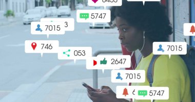 Akıllı telefon kullanan Afro-Amerikan bir kadın üzerinde ikonlar ve veri işleme görüntüsü. Küresel sosyal medya, bağlantılar, hesaplama ve veri işleme kavramı dijital olarak oluşturuldu.