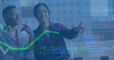 Şehir caddesinde konuşan çeşitli kadın arkadaşlarının dosyalarının incelenmesi. Bağlantı, veri, ağ ve iletişim, dijital olarak oluşturulmuş resim.